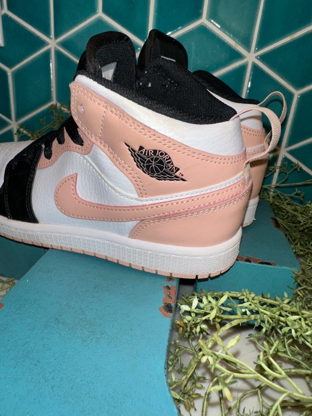 Nike Air Jordan 1 Mid in Black, White & Rose Gold size 2Y - Picture 4 of 9